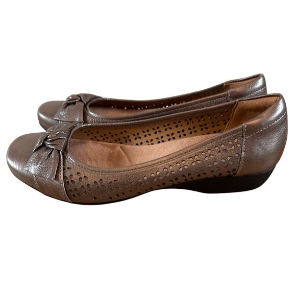 Clarks Size 10 Bronze Perforated Leather Flats Comfortable Bow Detail Shoes - Picture 12 of 12